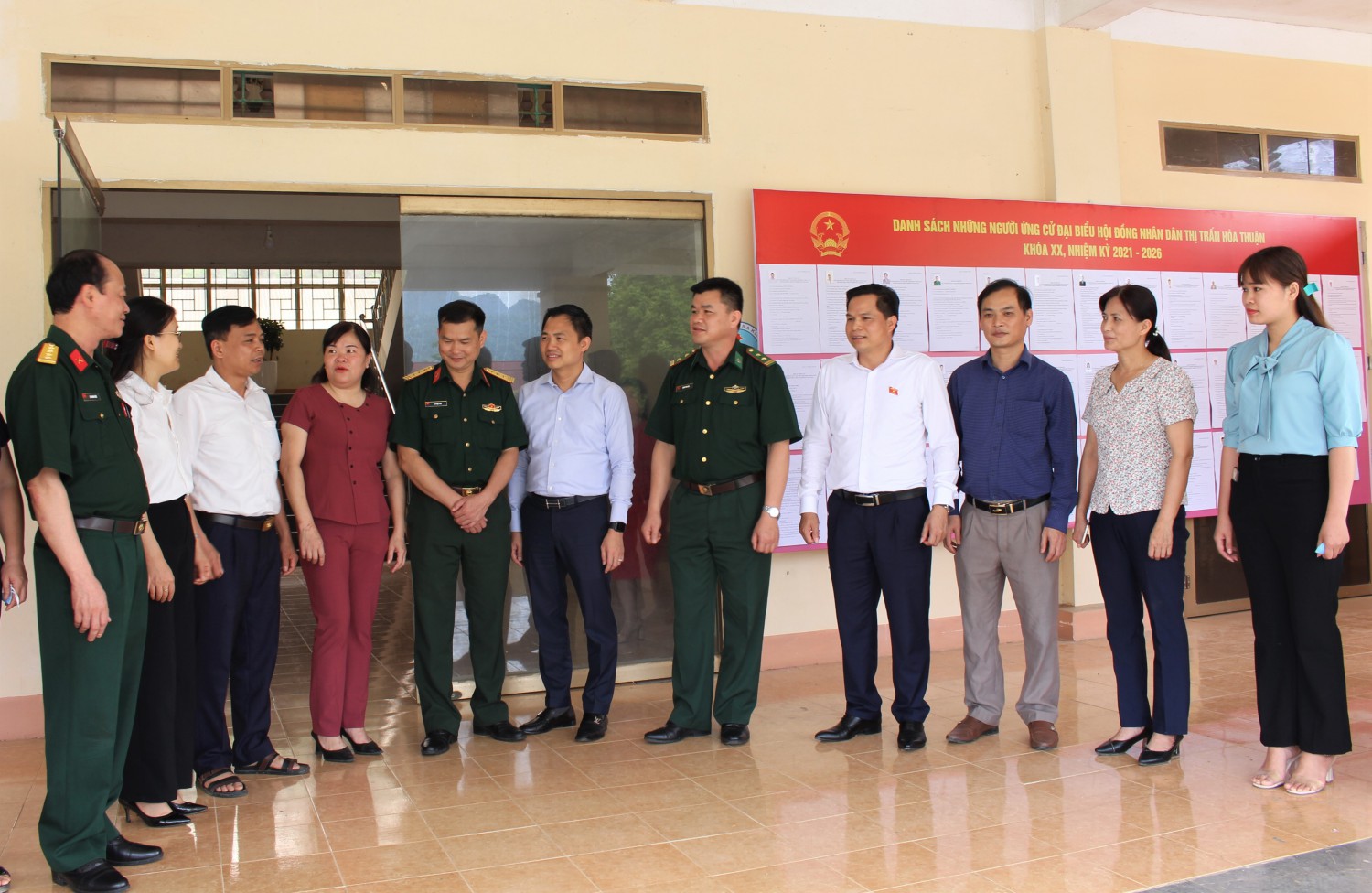 Các ứng cử viên đại biểu Quốc hội khóa XV trao đổi với cử tri huyện Quảng Hòa