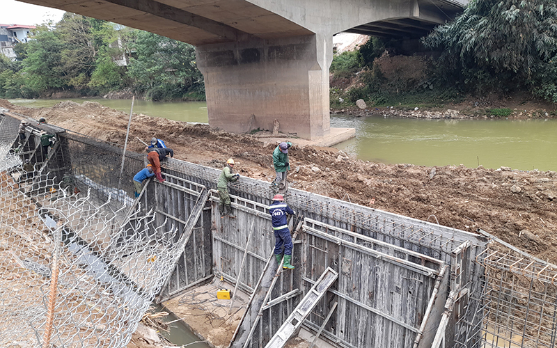 Dự án xây dựng bờ kè Sông Hiến, thành phố Cao Bằng đang thi công (ảnh minh hoạ)