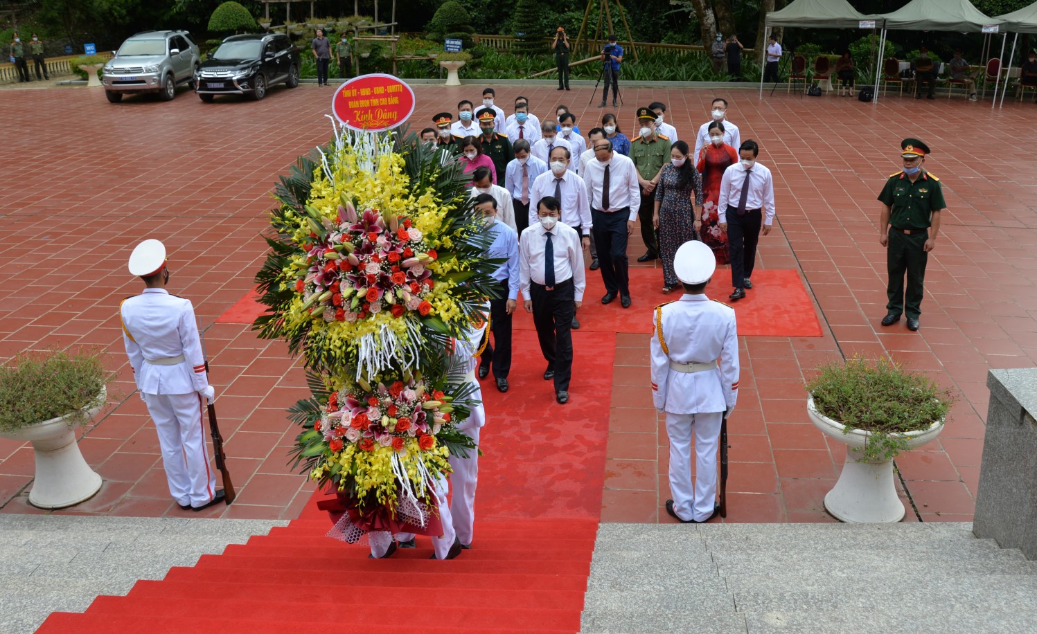 Đoàn đại biểu tỉnh Cao Bằng dâng hoa tại Đền thờ Đại tướng Võ Nguyên Giáp, xã Tam Kim (Nguyên Bình).
