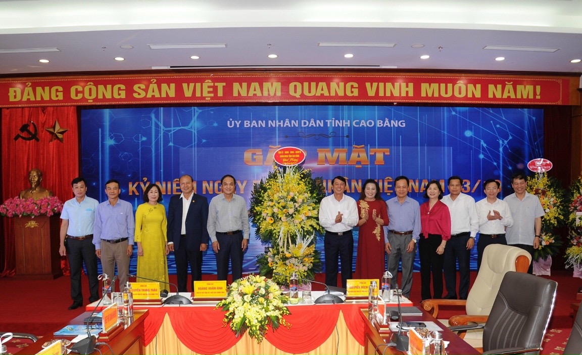 Lãnh đạo tỉnh chúc mừng các công ty, doanh nghiệp nhân kỷ niệm Ngày Doanh nhân Việt Nam.