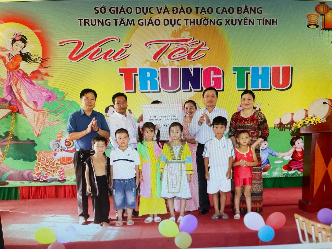 Đồng chí Triệu Đình Lê, Phó Bí thư Thường trực Tỉnh ủy, Chủ tịch HĐND tỉnh tặng quà Tết Trung thu cho các em nhỏ tại Cơ sở giáo dục trẻ khuyết tật.