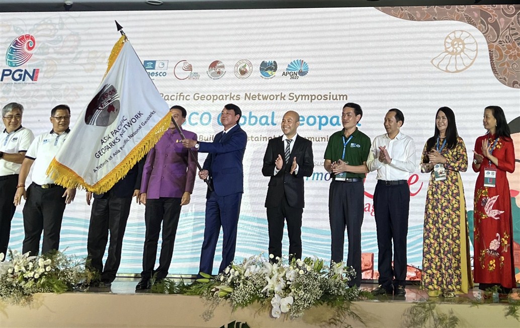 Chủ tịch UBND tỉnh Hoàng Xuân Ánh và Đoàn đại biểu Công viên địa chất Toàn cầu UNESCO Non nước Cao Bằng nhận cờ luân phiên đăng cai tổ chức Hội nghị Quốc tế lần thứ 8 năm 2024.