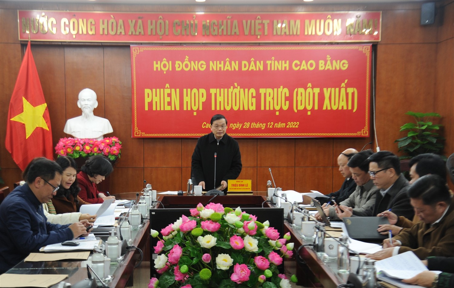 Phó Bí thư Thường trực Tỉnh ủy, Chủ tịch HĐND tỉnh Triệu Đình Lê phát biểu kết luận phiên họp