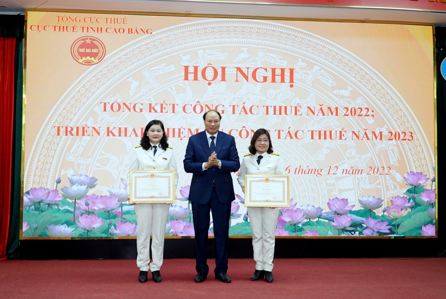 Thừa ủy quyền Thủ tướng Chính phủ, Phó Chủ tịch HĐND tỉnh Hoàng Văn Thạch trao Bằng khen cho 2 cá nhân có nhiều thành tích trong công tác thuế giai đoạn 2017 - 2021.