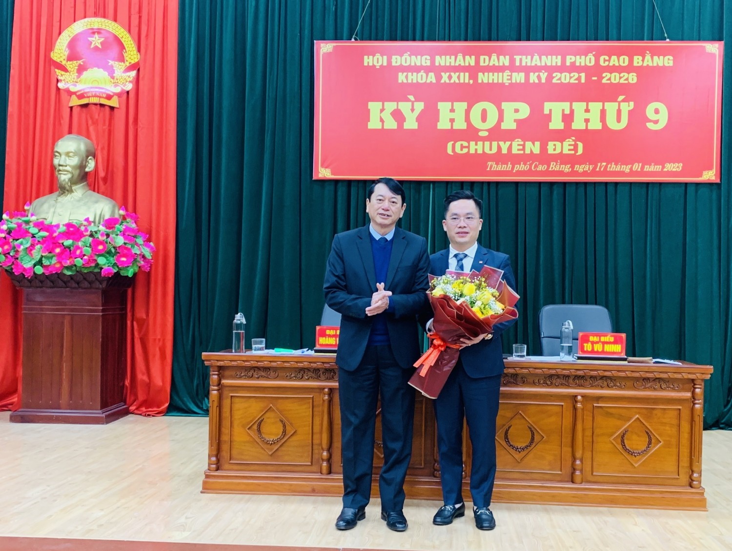 Chủ tịch UBND tỉnh Hoàng Xuân Ánh chúc mừng tân Chủ tịch UBND Thành phố Nguyễn Thế Hoàn.