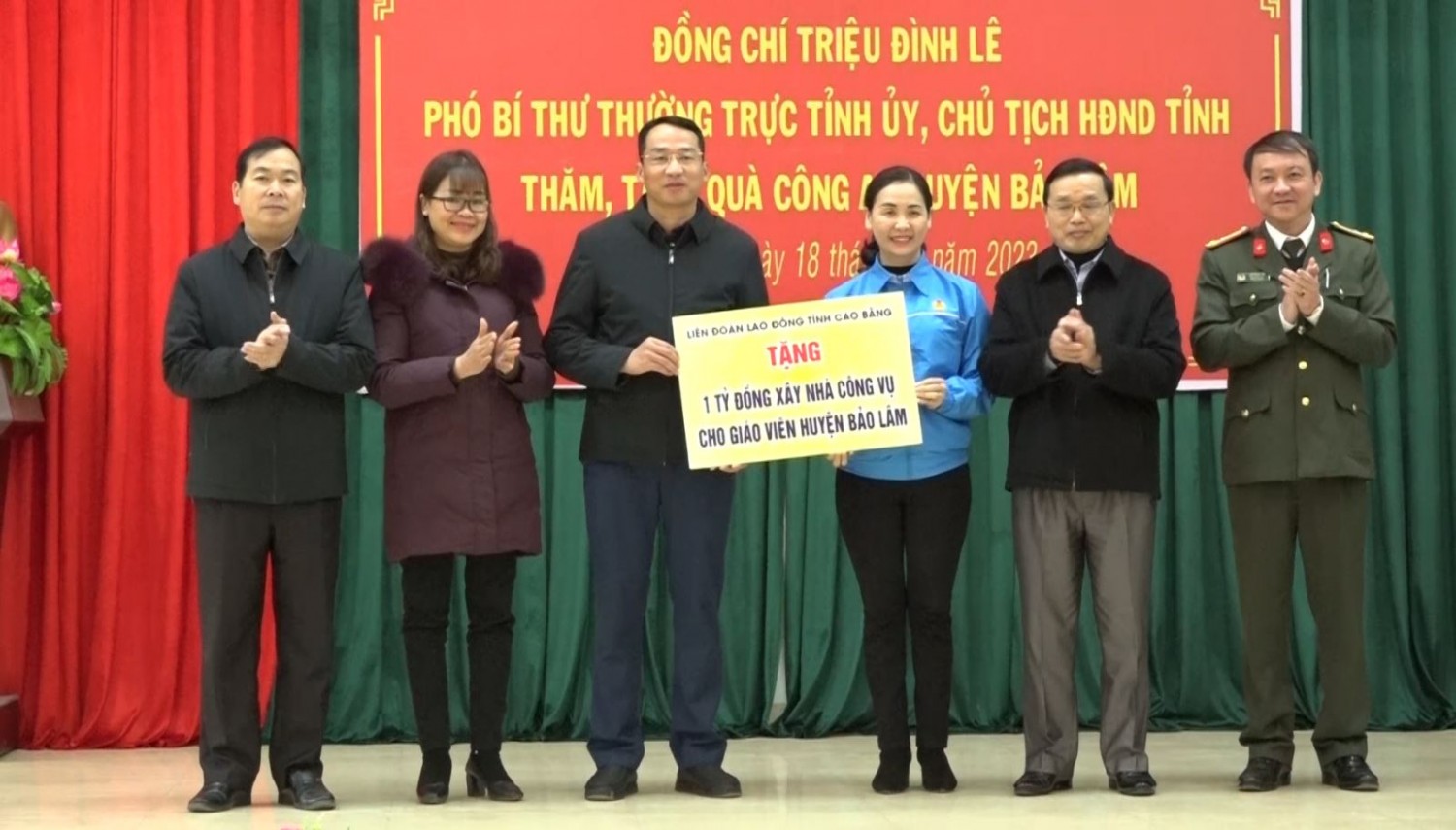 Đoàn công tác của tỉnh trao hỗ trợ xây nhà công vụ cho giáo viên tại huyện Bảo Lâm.