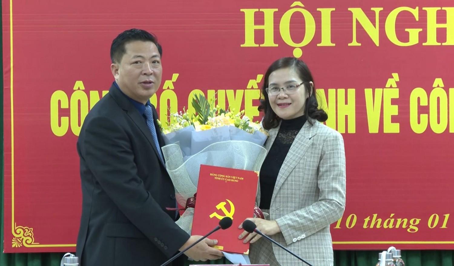 Bí thư Tỉnh ủy Trần Hồng Minh trao quyết định của Tỉnh ủy cho đồng chí Nguyễn Ngọc Thư.