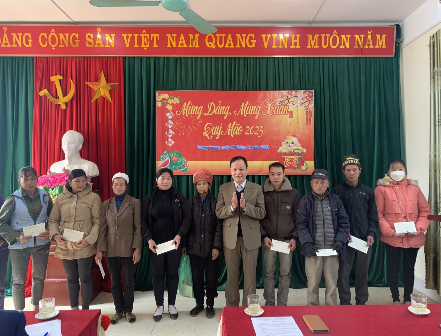 Đồng chí Nông Thanh Tùng, Phó Chủ tịch HĐND tỉnh tặng quà cho các gia đình chính sách và hộ nghèo xã Trương Lương, huyện Hoà An.