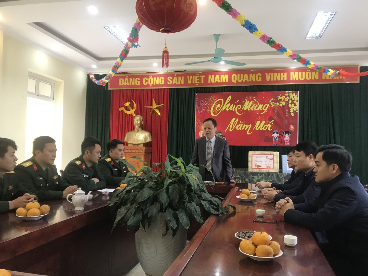 Phó Chủ tịch HĐND tỉnh Nông Thanh Tùng chúc Tết, tặng quà tại Ban chỉ huy quân sự huyện Hòa An
