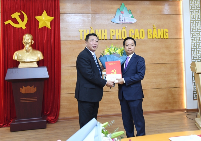 Đ/c Trần Hồng Minh, Bí thư Tỉnh ủy trao Quyết định và tặng hoa chúc mừng Tân Bí thư Thành ủy Lê Hải Hòa