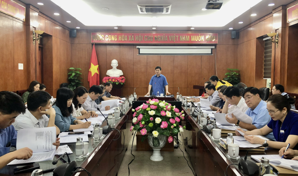 Trưởng Ban Kinh tế - Ngân sách HĐND tỉnh La Văn Hồng phát biểu kết luận cuộc họp.