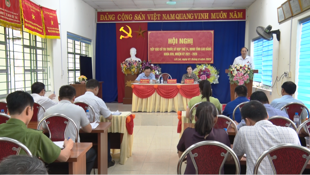 Phó Chủ tịch HĐND tỉnh Hoàng Văn Thạch phát biểu tại buổi TXCT xã Lê Lai