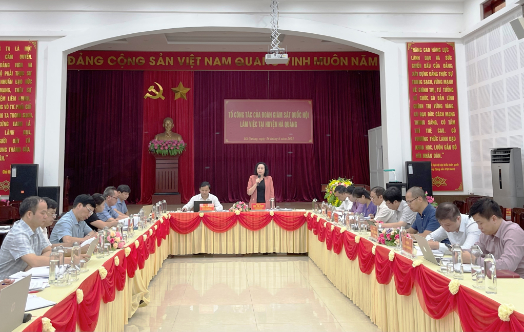 Đoàn giám sát của Quốc hội làm việc tại huyện Hà Quảng.