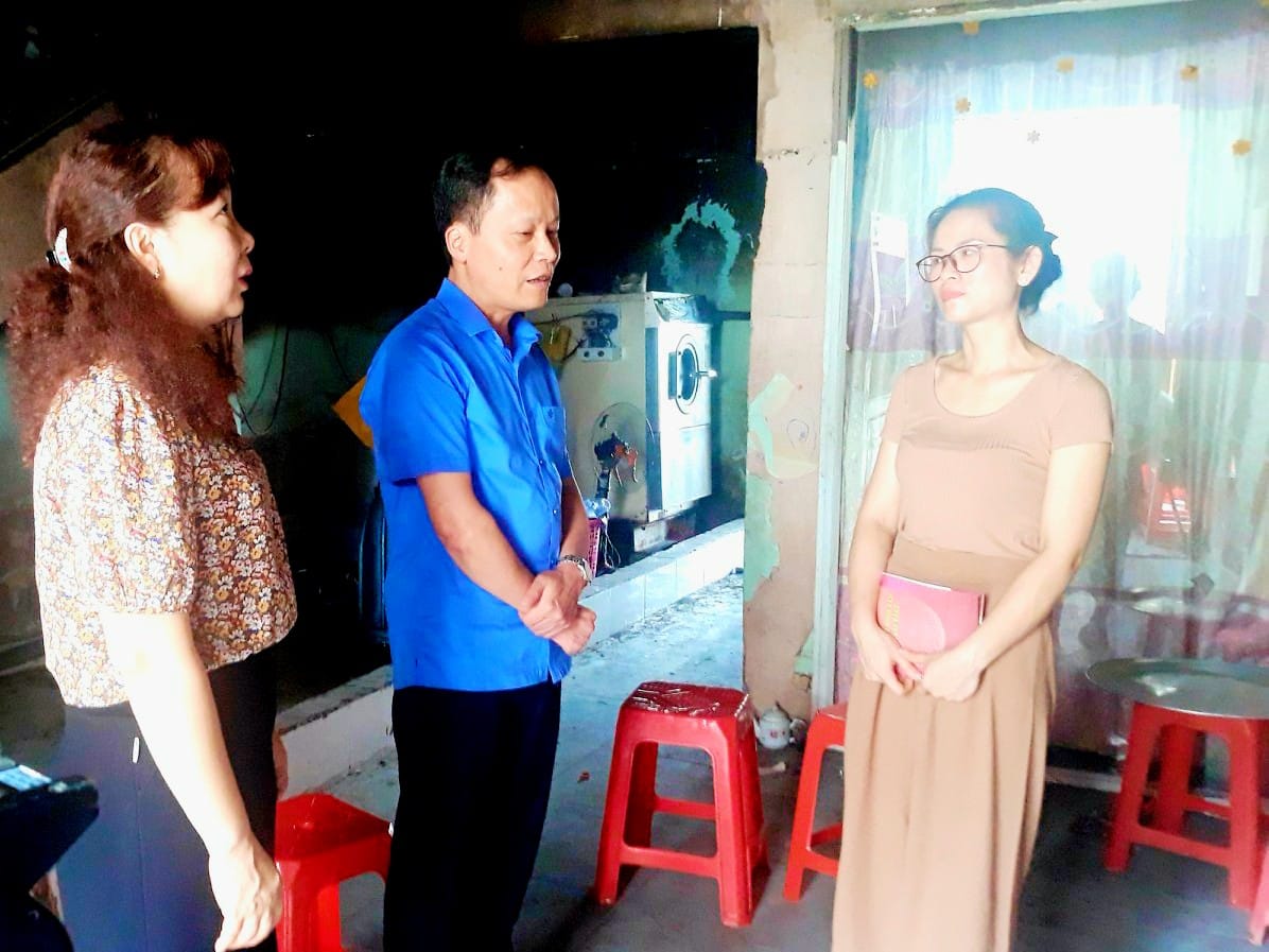 Đ/c Nông Thanh Tùng - Phó Chủ tịch HĐND tỉnh thăm hỏi, động viên và trao quà hỗ trợ cho gia đình bị hỏa hoạn