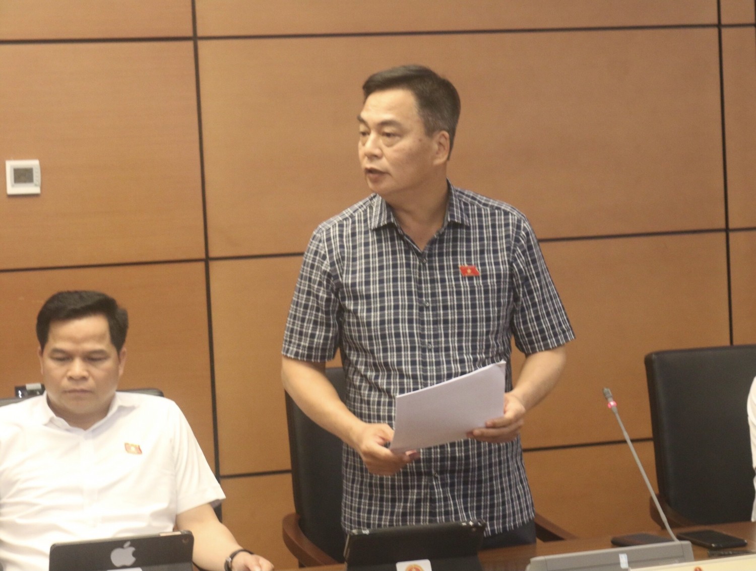 Đại biểu Đỗ Quang Thành phát biểu thảo luận tại tổ