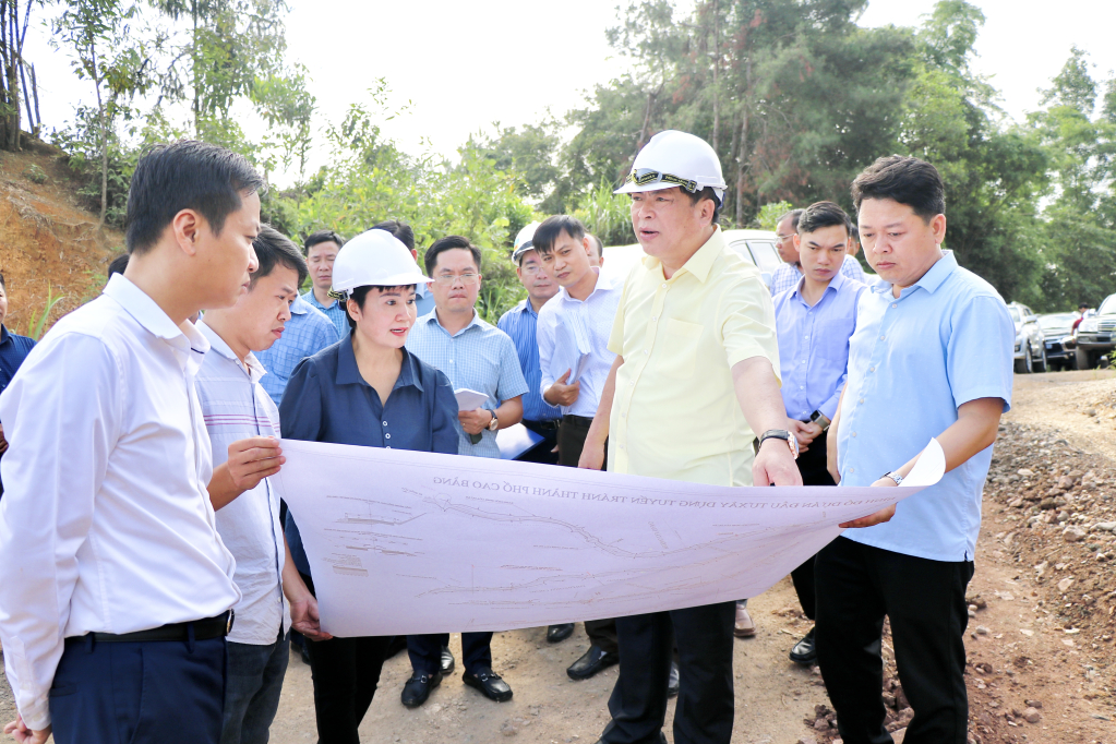 Bí thư Tỉnh ủy Trần Hồng Minh và đoàn công tác kiểm tra tuyến đường tại khu vực phường Duyệt Trung (Thành phố).