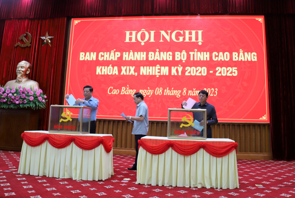 Các đại biểu bỏ phiếu giới thiệu nhân sự quy hoạch Ban Chấp hành Trung ương Đảng khóa XIV, nhiệm kỳ 2026 - 2031.