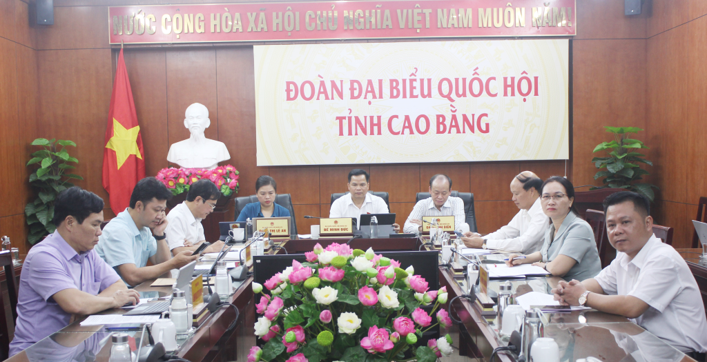 Các đại biểu dự phiên chất vấn, trả lời chất vấn tại điểm cầu Cao Bằng.
