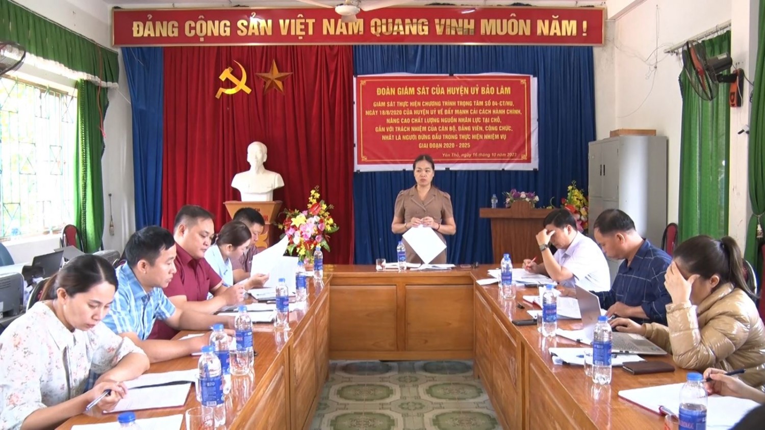Đoàn giám sát của HĐND huyện Bảo Lâm làm việc tại xã Yên Thổ.