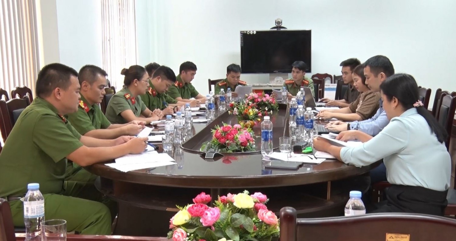 Đoàn giám sát Ban Pháp chế HĐND huyện Bảo Lâm giám sát công tác đăng ký và quản lý cư trú trên địa bàn tại Công an huyện.