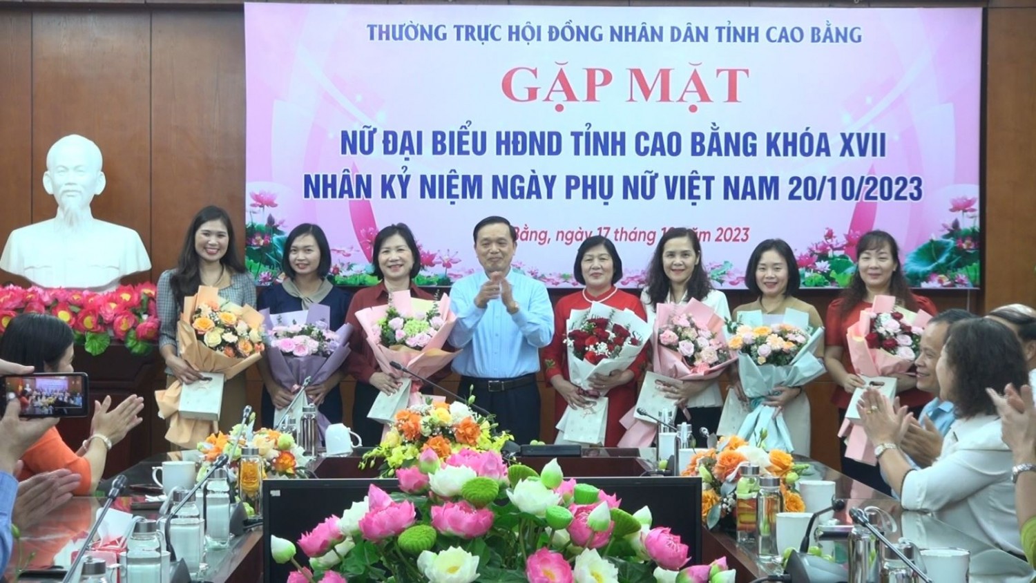 Đồng chí Triệu Đình Lê, Phó Bí thư Thường trực Tỉnh uỷ, Chủ tịch HĐND tỉnh tặng hoa chúc mừng các đại biểu nữ