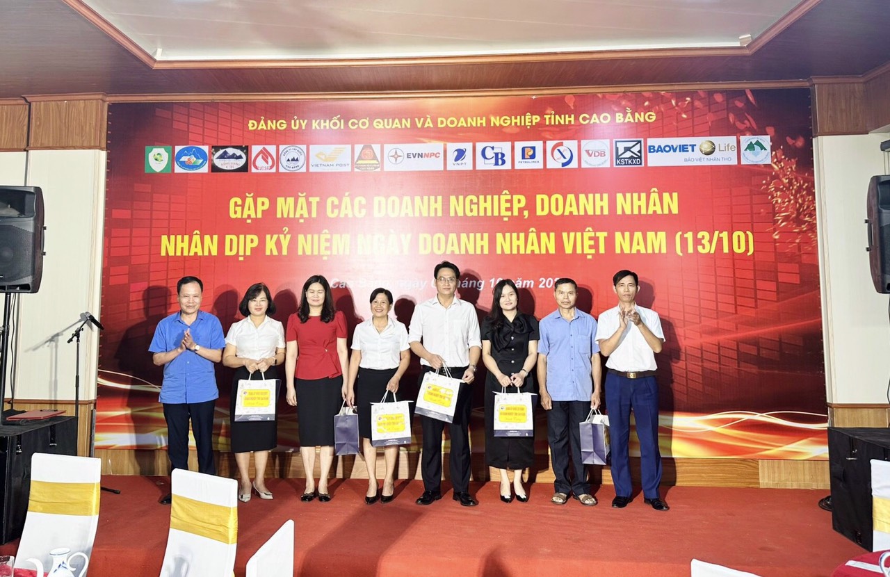 Phó Chủ tịch HĐND tỉnh Nông Thanh Tùng tặng quà, biểu dương các DN có nhiều đóng góp tích cực trong hoạt động sản xuất, kinh doanh và công tác an sinh xã hội tại địa phương.