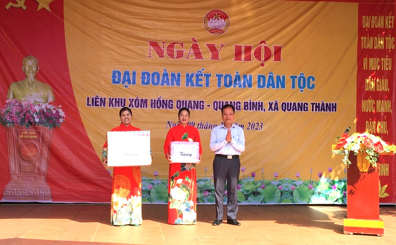 Phó Chủ tịch HĐND tỉnh Nông Thanh Tùng trao tặng cho tập thể liên khu dân cư xóm Hồng Quang - Quang Bình