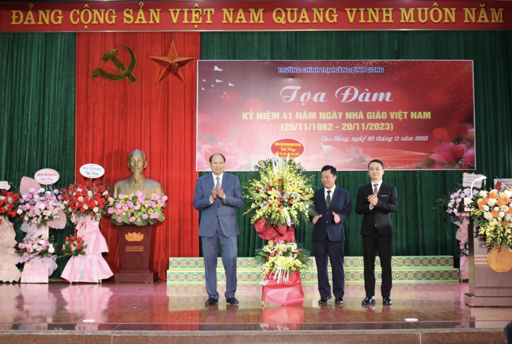Phó Chủ tịch HĐND tỉnh Hoàng Văn Thạch tặng hoa chúc mừng Trường Chính trị Hoàng Đình Giong nhân Ngày Nhà giáo Việt Nam 20/11.