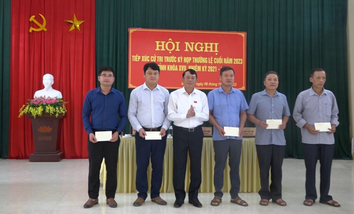 Nhân dịp kỷ niệm 93 năm Ngày truyền thống Mặt trận Tổ quốc Việt Nam, đồng chí Chủ tịch UBND tỉnh đã tặng quà cho 5 xã, mỗi phần quà trị giá 5 triệu đồng.