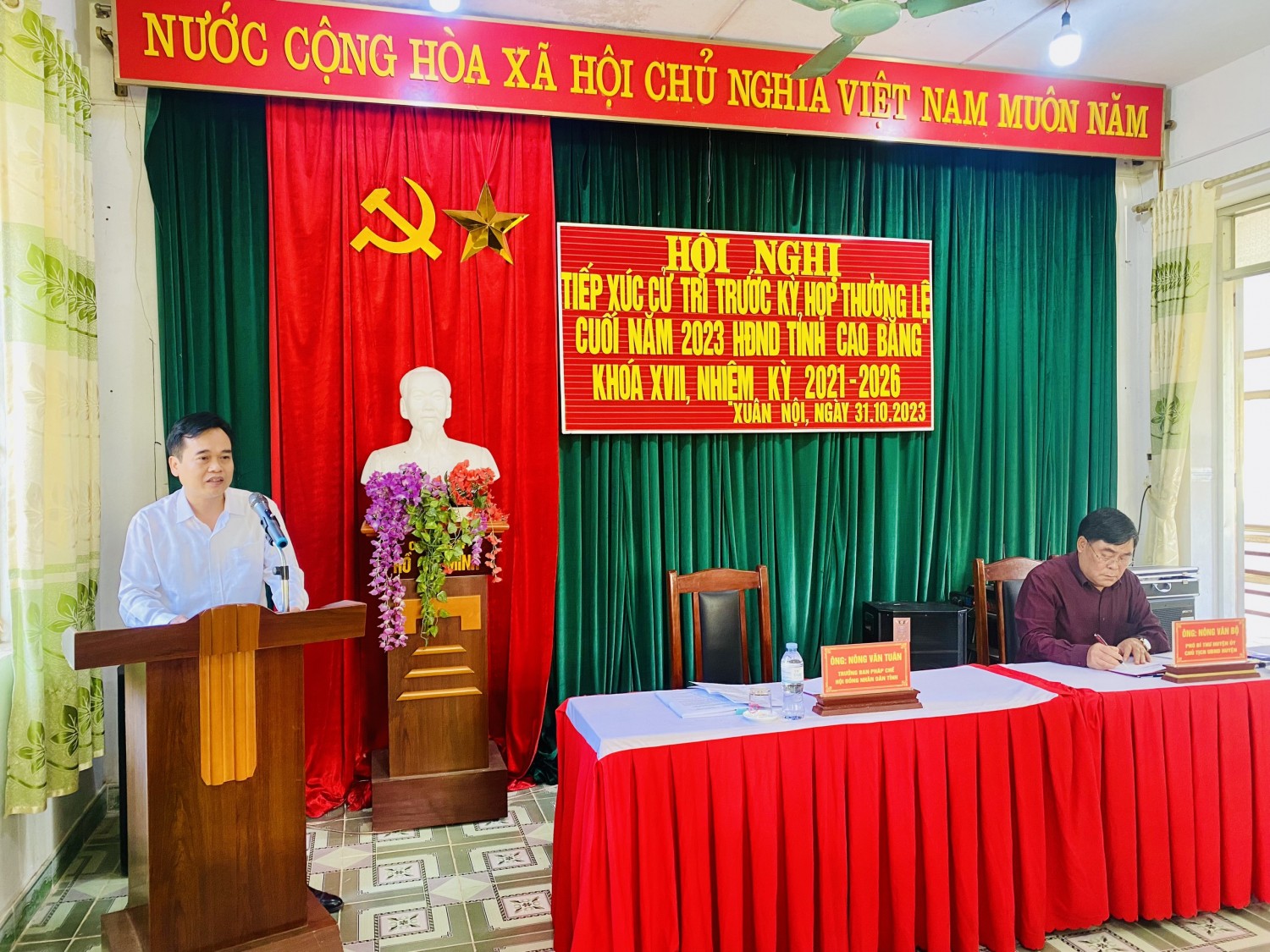 Trưởng Ban Pháp chế HĐND tỉnh Nông Văn Tuân phát biểu tại hội nghị TXCT