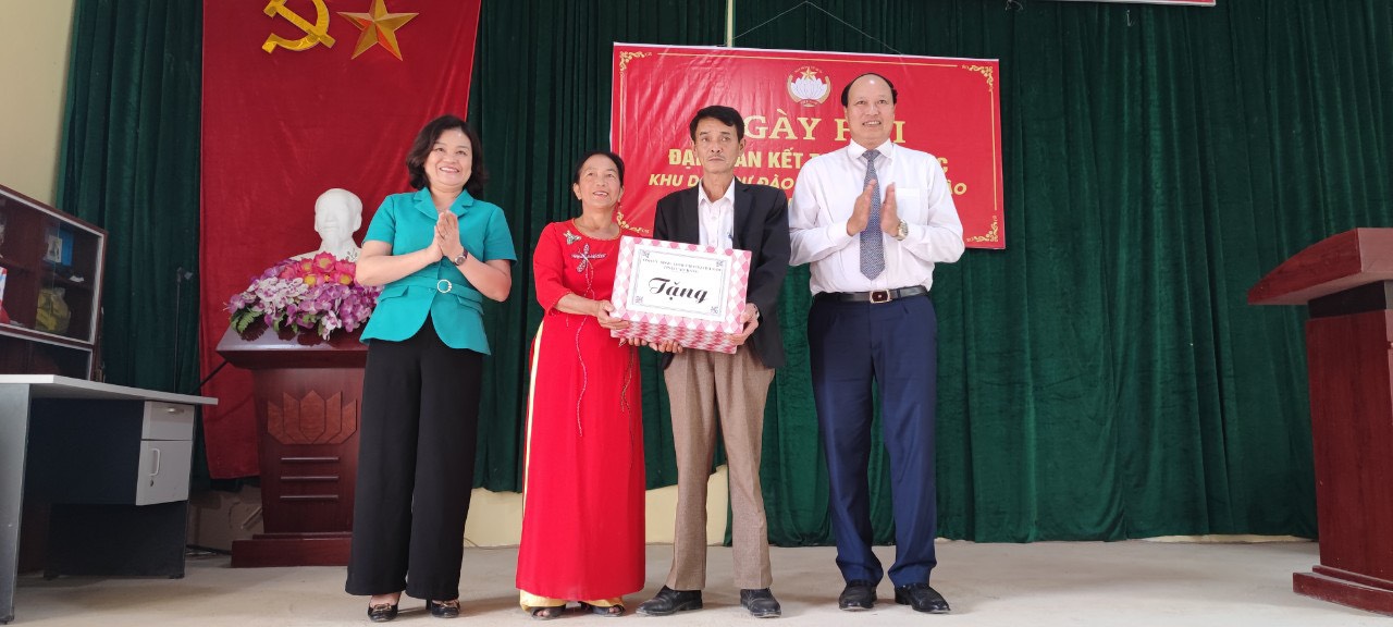 Phó Chủ tịch HĐND tỉnh Hoàng Văn Thạch tặng quà cho tập thể xóm Đào Nam