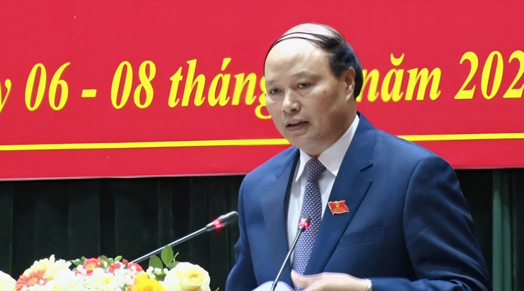 Phó Chủ tịch UBND tỉnh Hoàng Văn Thạch phát biểu tại kỳ họp