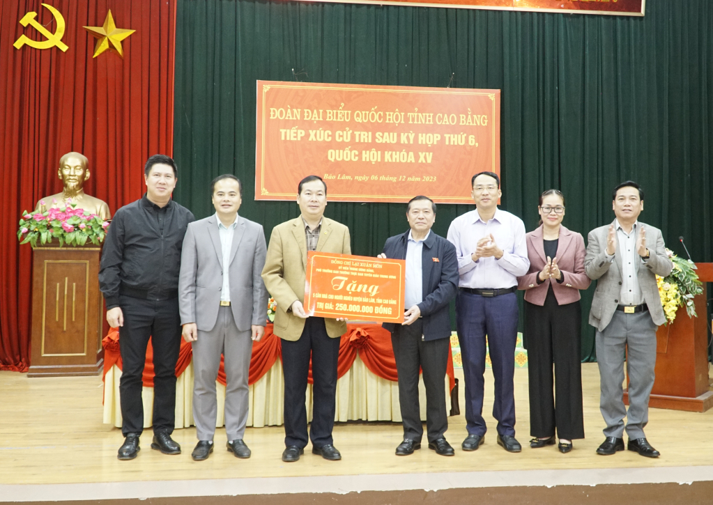 Phó Trưởng ban Thường trực Ban Tuyên giáo Trung ương Lại Xuân Môn trao kinh phí hỗ trợ xây nhà cho 5 hộ nghèo huyện Bảo Lâm.