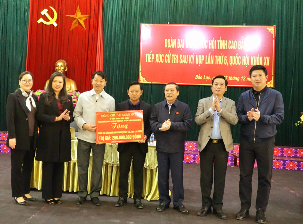 Phó Trưởng ban Thường trực Ban Tuyên giáo Trung ương Lại Xuân Môn trao kinh phí hỗ trợ xây nhà cho 5 hộ nghèo huyện Bảo Lạc.