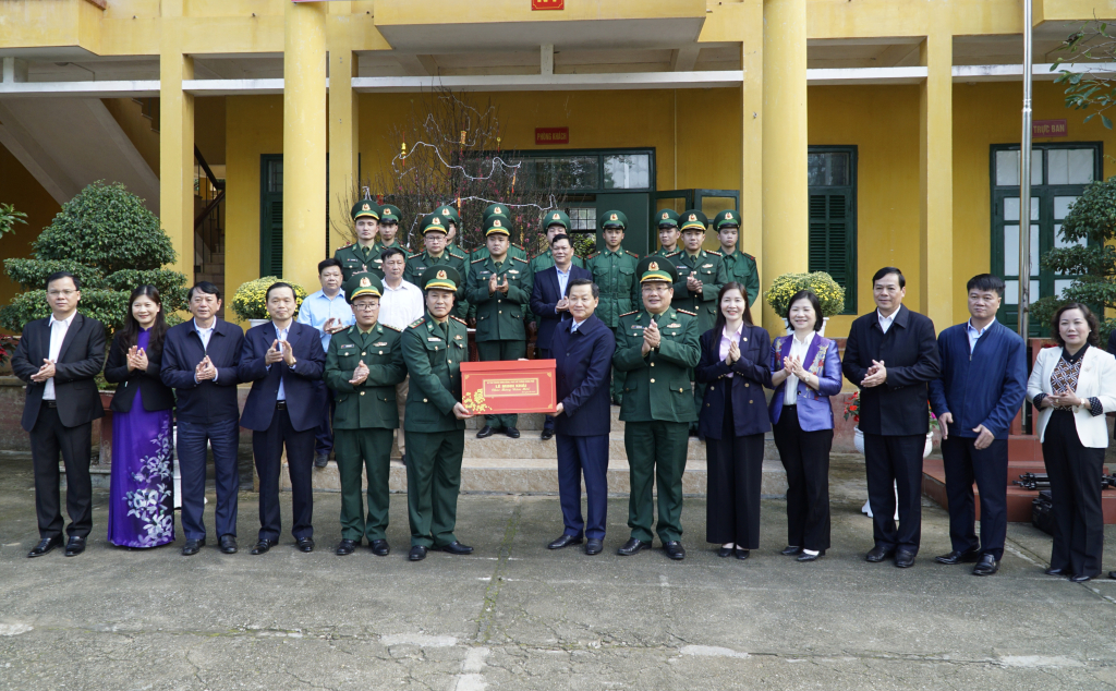 Phó Thủ tướng Chính phủ Lê Minh Khái tặng quà cán bộ, chiến sĩ Đồn Biên phòng Cửa khẩu Sóc Giang.
