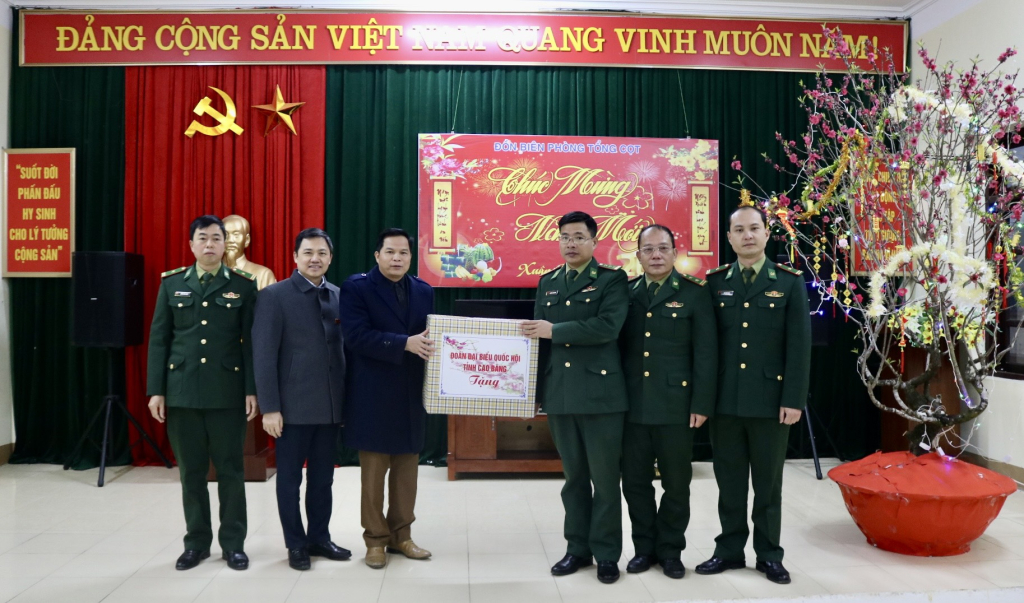 Đoàn đại biểu Quốc hội tỉnh tặng quà Tết cán bộ, chiến sĩ Đồn Biên phòng Tổng Cọt.