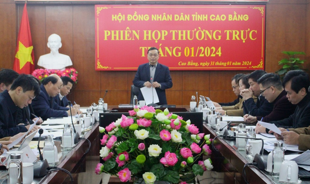 Phó Bí thư Thường trực Tỉnh ủy, Chủ tịch HĐND tỉnh Triệu Đình Lê chủ trì phiên họp