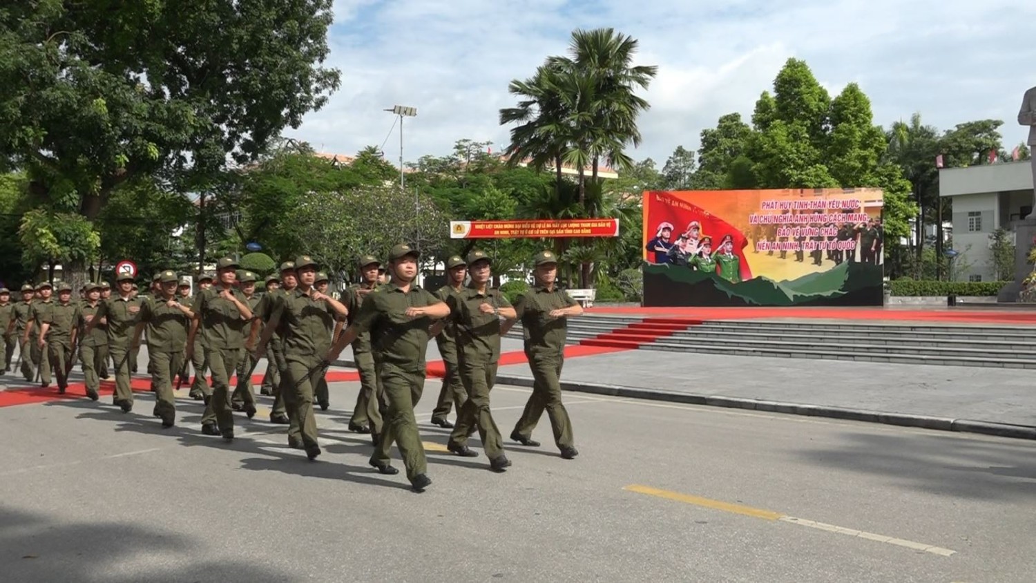Lực lượng tham gia bảo vệ an ninh, trật tự ở cơ sở diễu hành biểu diễn lực lượng.