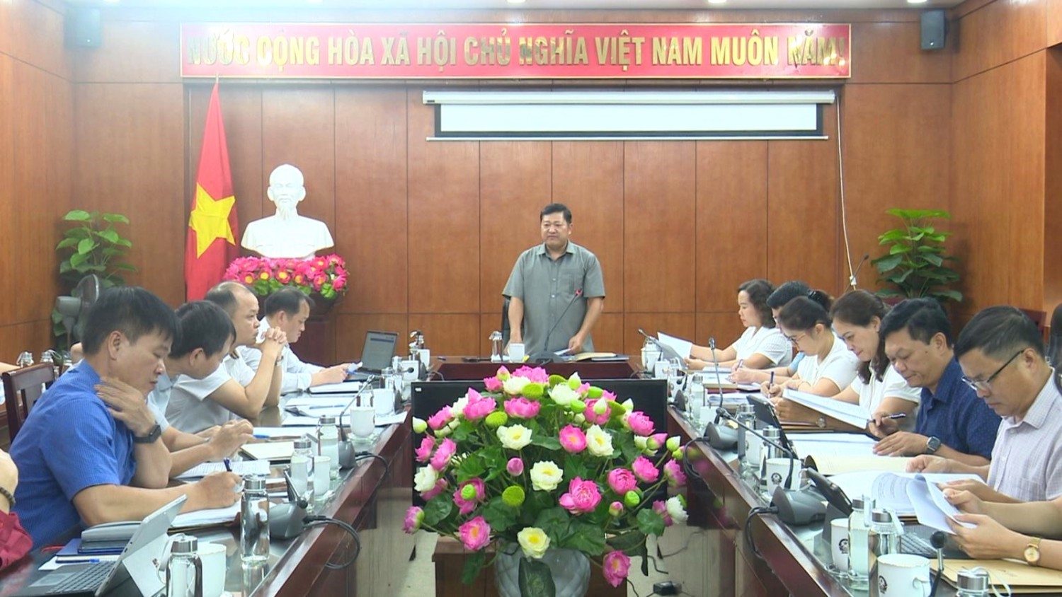 Trưởng Ban Dân tộc HĐND tỉnh Bàn Quý Sơn phát biểu tại hội nghị