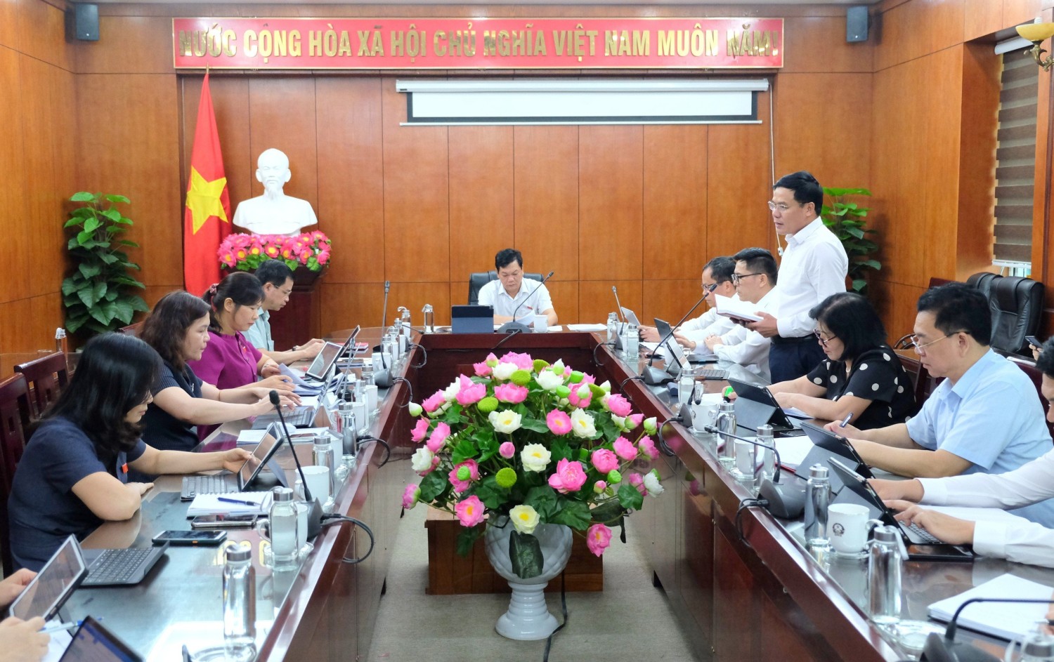 Các đại biểu HĐND tỉnh thảo luận tại Tổ