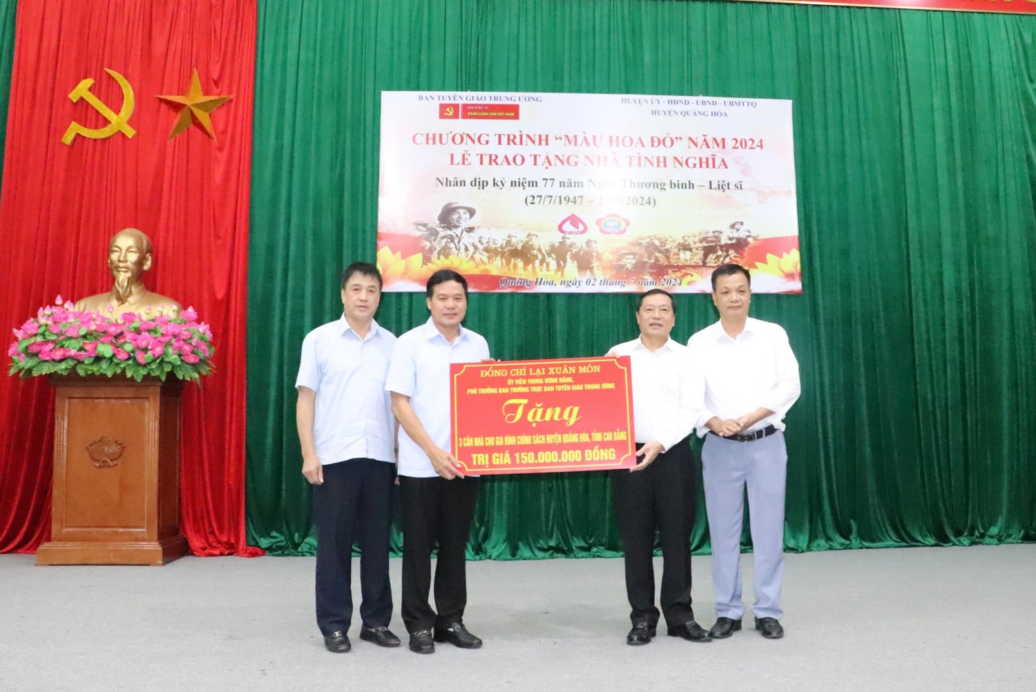 Phó Trưởng Ban Thường trực Ban Tuyên giáo Trung ương Lại Xuân Môn trao biển tượng trưng tặng Nhà tình nghĩa cho huyện Quảng Hòa.