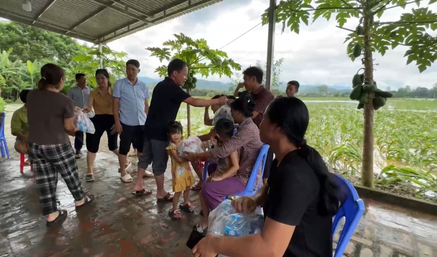 Phó Chủ tịch HĐND tỉnh Nông Thanh Tùng thăm, động viên các hộ dân bị ảnh hưởng do mưa lũ.