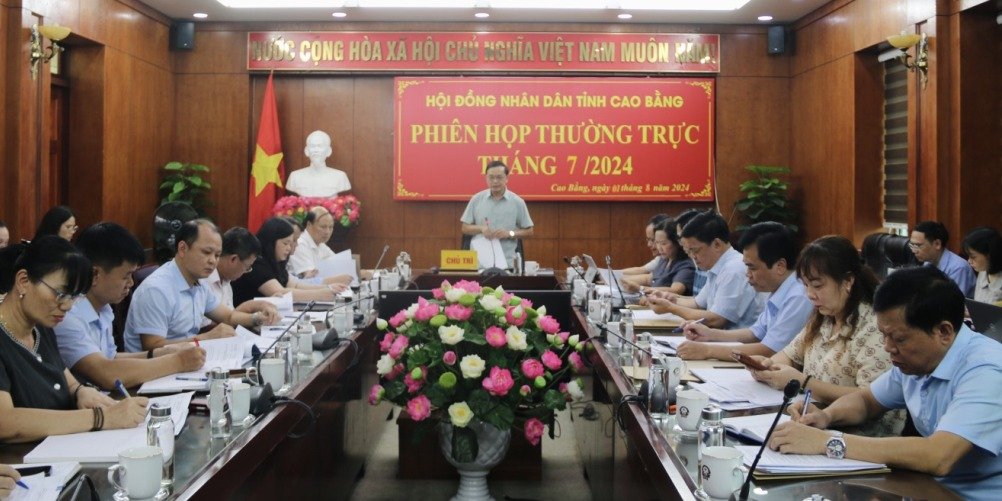 Phó Bí thư Thường trực Tỉnh ủy, Chủ tịch HĐND tỉnh Triệu Đình Lê chủ trì phiên họp