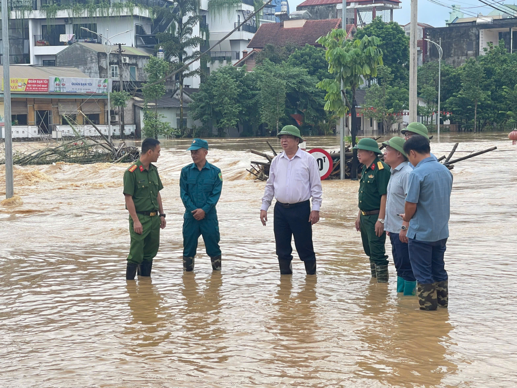 Bí thư Tỉnh ủy, Trưởng Đoàn ĐBQH Trần Hồng Minh kiểm tra công tác phòng chống bão, lũ tại Thành phố