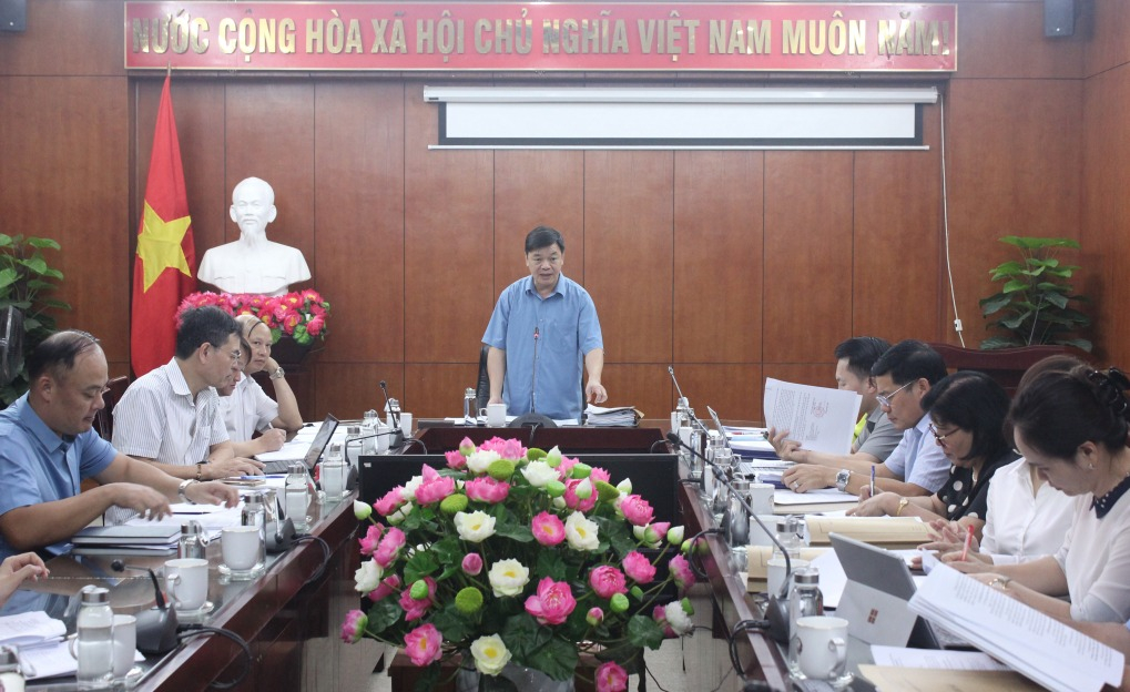 Trưởng Ban Kinh tế - Ngân sách HĐND tỉnh La Văn Hồng phát biểu kết luận cuộc họp