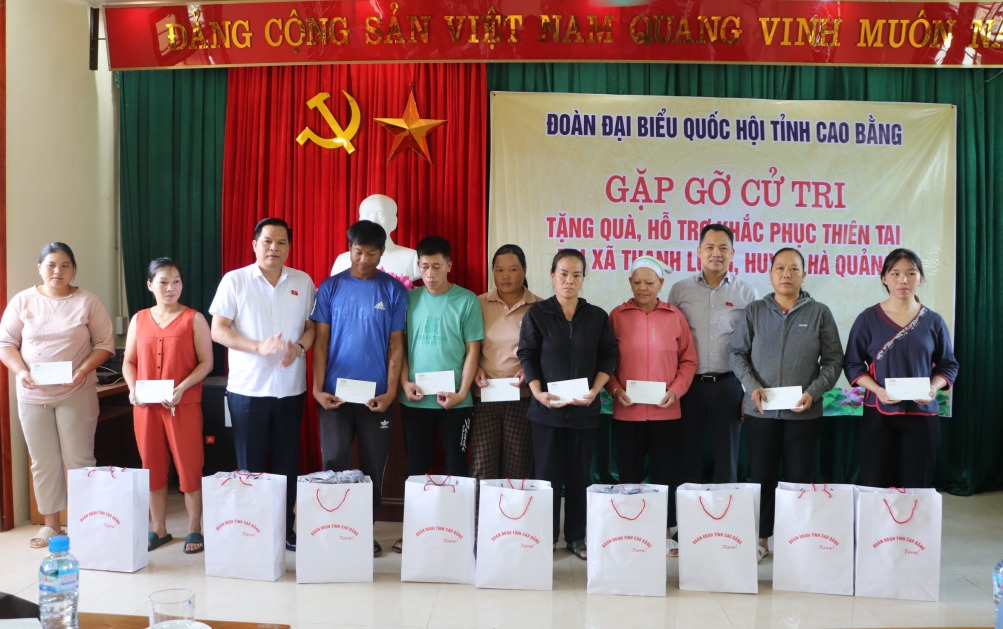 Đoàn công tác tặng quà người dân xã Thanh Long.