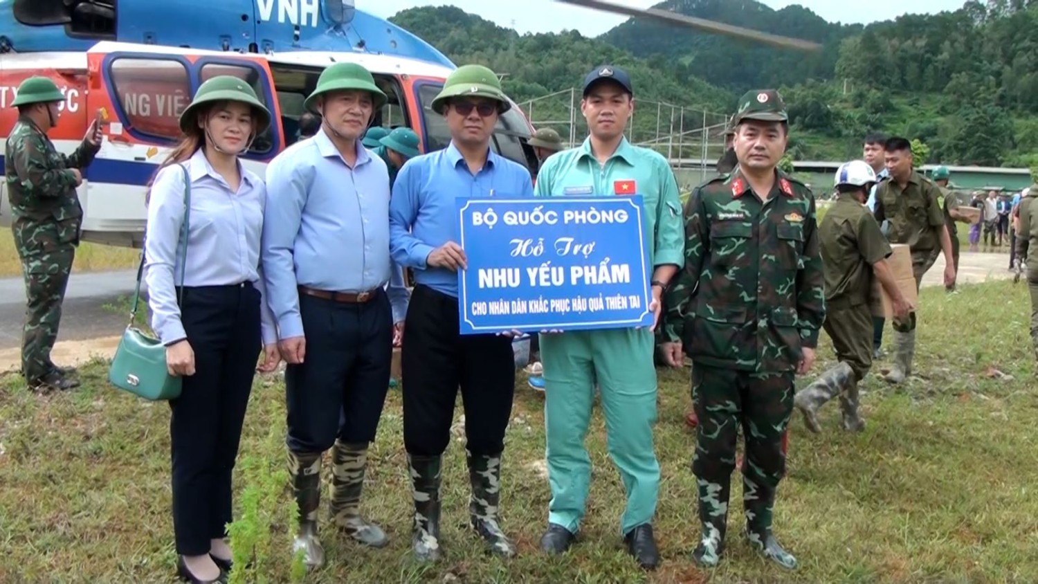 Bộ Quốc phòng hỗ trợ nhu yếu phẩm cho nhân dân huyện Nguyên Bình khắc phục hậu quả thiên tai.