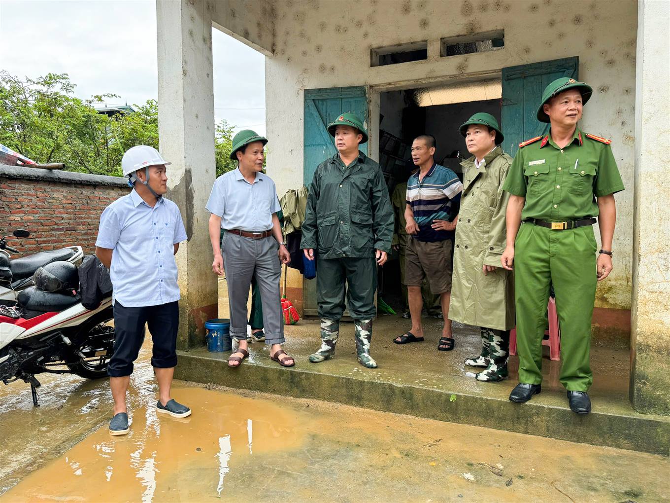 Đồng chí Nông Thanh Tùng, Ủy viên Ban Thường vụ Tỉnh ủy, Phó Chủ tịch HĐND tỉnh  đến kiểm tra tình hình thiệt hại do mưa lũ tại xóm Mã Quan