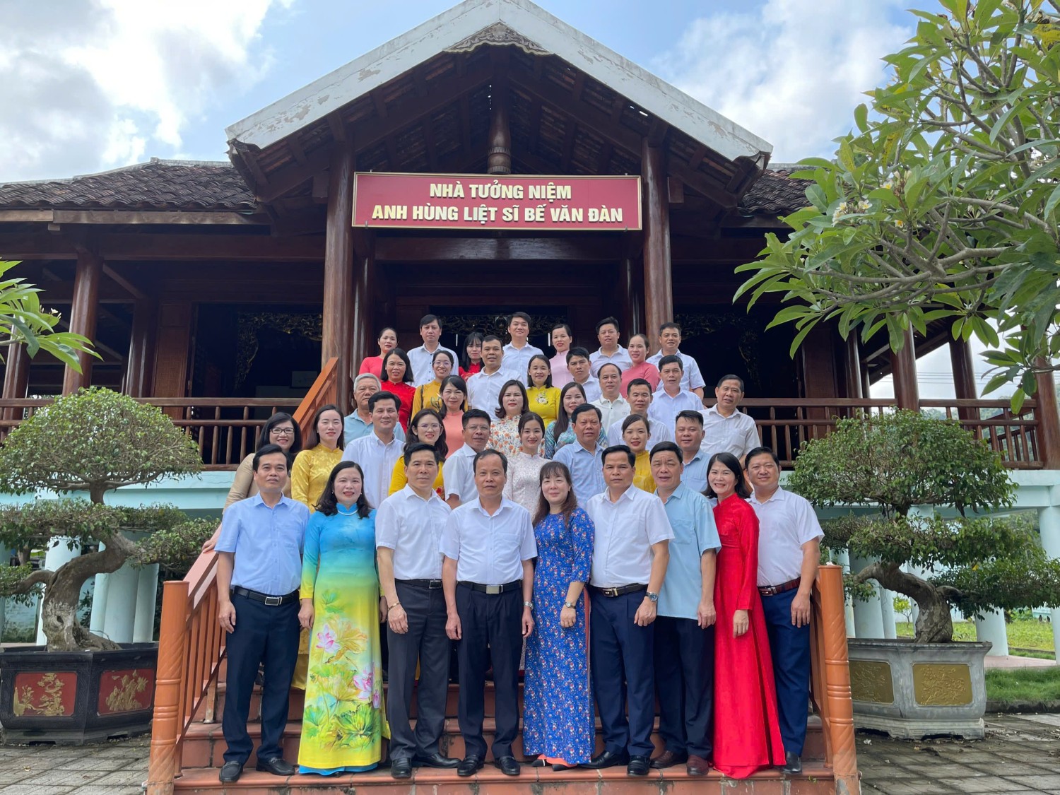 Đảng uỷ Văn phòng Đoàn Đại biểu Quốc hội và HĐND tỉnh chụp ảnh lưu niệm tại Nhà tưởng niệm Anh hùng liệt sĩ Bế Văn Đàn tại xóm Bản Buống, xã Bế Văn Đàn