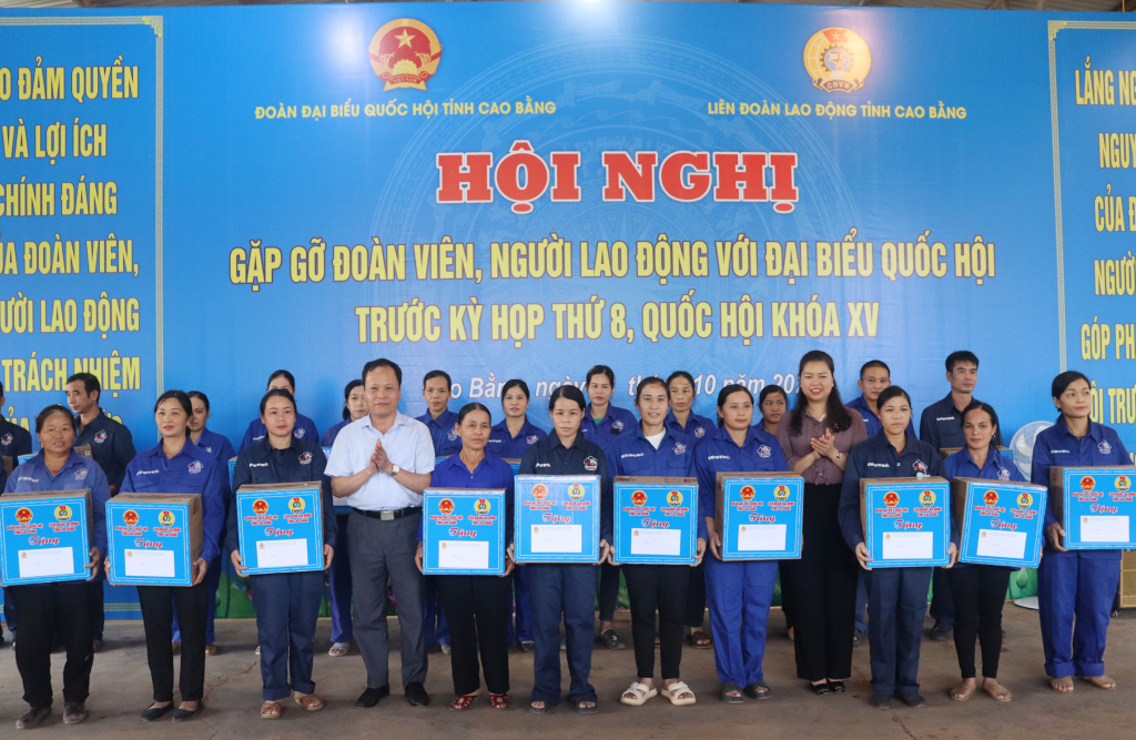 Phó Chủ tịch HĐND tỉnh Nông Thanh Tùng và đại biểu Quốc hội tỉnh tặng quà công nhân lao động có hoàn cảnh khó khăn.